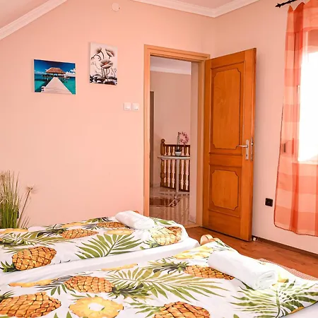 Hajnal Apartamento *