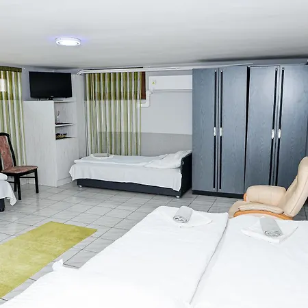 Hajnal Apartamento *